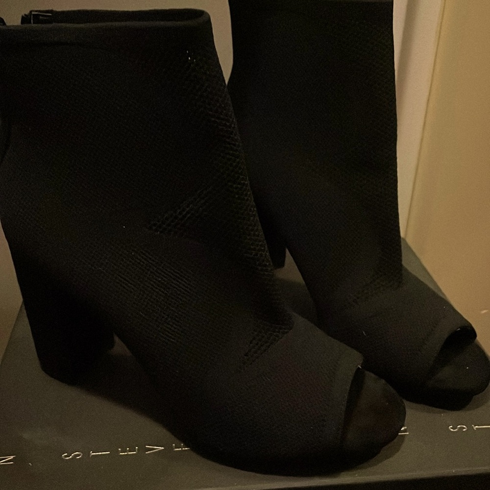 Never worn Steve Madden peep toe booties